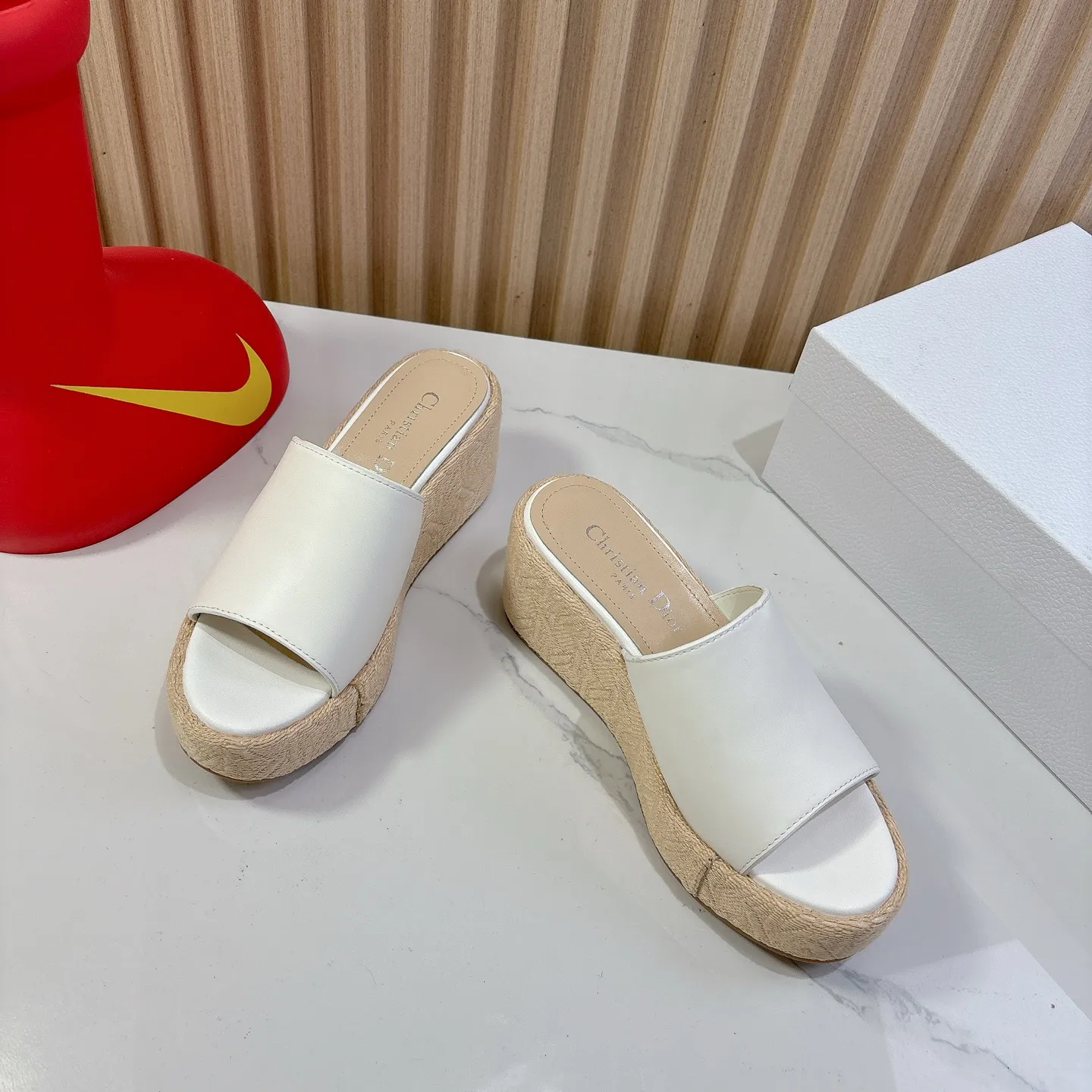 👟👟Ex-factory price 500👟👟 Dior 2025 new spring and summer Attitude women's shoes with color block cross straps wedges CD letter logo hardware buckle thick-soled round toe open-toe sandals Material: imported calfskin upper + water-dyed sheepskin foot lining + original combination outsole Bottom thickness: 6CM Size: 35-41 (40.41 custom-made non-refundable and non-exchangeable)